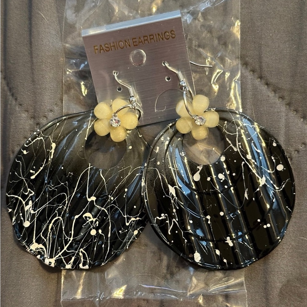Earrings Black & White with little flowers and diamond - NEW